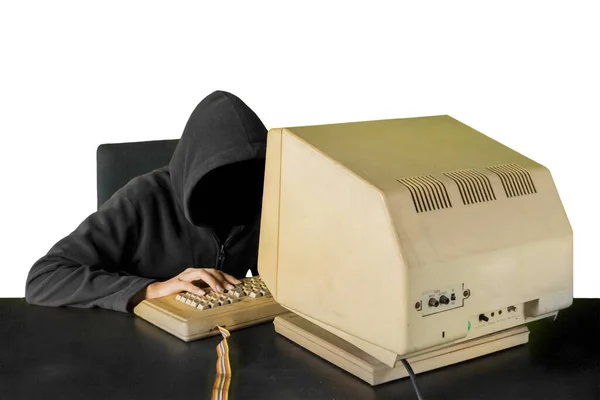 배경에 고립된 컴퓨터 있으면서 정보를 훔치려고 무명의 남자의 — 스톡 사진
