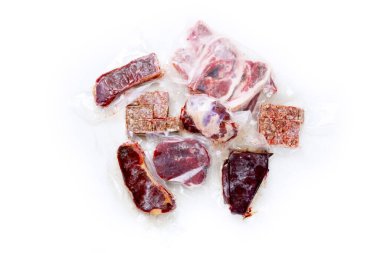 Beyaz arkaplanda izole edilmiş plastik paketlenmiş sığır eti türlerinin yukarıdan aşağı görünümü