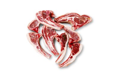 Beyaz arka planda izole edilmiş kuzu pirzolası yığını.