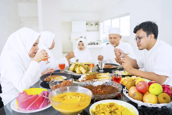 Retrato Família Muçulmana Asiática Comendo Bebendo Juntos Enquanto Comemoram Idul — Fotografia de Stock