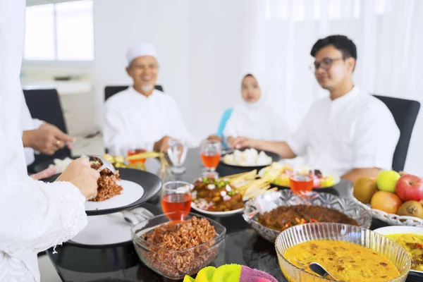 Wazig Portret Van Aziatische Moslim Familie Eet Ketupat Gelukkig Terwijl — Stockfoto