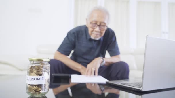 Yaşlı Adamın Çalıştığı Bir Para Kutusu — Stok video