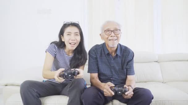 Retrato Una Hermosa Mujer Asiática Animando Apretando Mano Mientras Juega — Vídeos de Stock