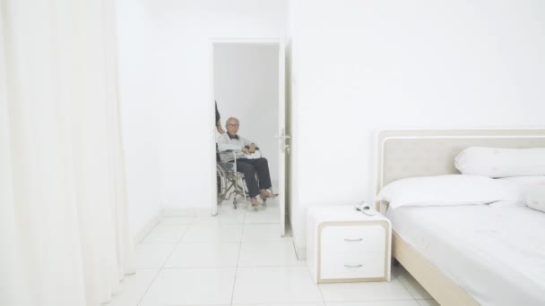 Kobieta Popycha Ojca Wózku Inwalidzkim Sypialni — Wideo stockowe