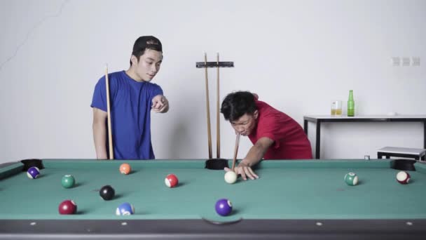 Ευτυχισμένοι Νεαροί Που Παίζουν Μπιλιάρδο Στο Μπαρ — Αρχείο Βίντεο