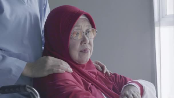 Starsza Muzułmanka Zabawiona Przez Pielęgniarkę Wyzdrowieniu Udaru Podczas Siedzenia Wózku — Wideo stockowe
