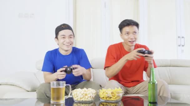 Dois Adolescentes Sexo Masculino Jogar Jogos Vídeo Com Joysticks — Vídeo de Stock