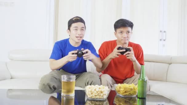 Dois Adolescentes Sexo Masculino Jogar Jogos Vídeo Com Joysticks — Vídeo de Stock