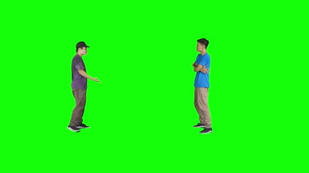 Dwóch Młodych Mężczyzn Rywalizujących Bitwie Tanecznej Zielonym Tle — Wideo stockowe