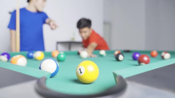 Heureux Jeunes Hommes Jouant Billard Dans Bar — Video