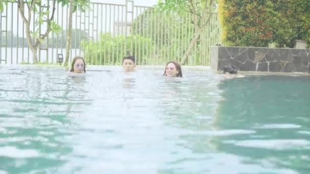 一群快乐的年轻人在游泳池里游泳 — 图库视频影像