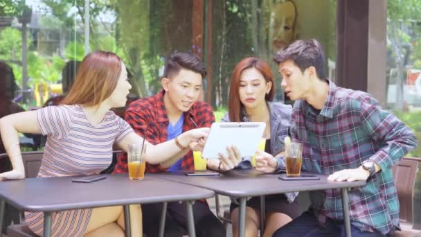 Grupo Jovens Que Expressam Sucesso Café — Vídeo de Stock