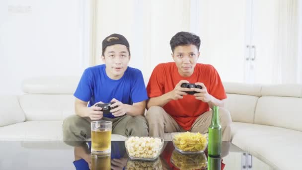 Dos Adolescentes Masculinos Juegan Videojuegos Con Joysticks — Vídeos de Stock