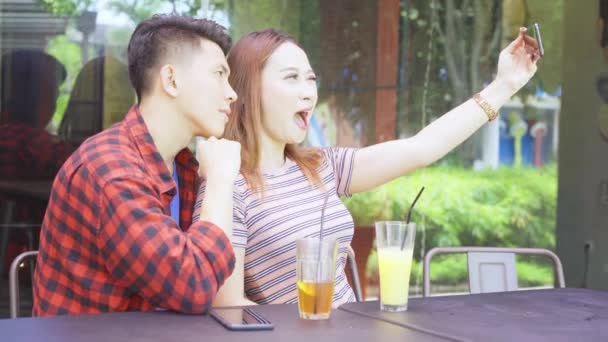 Retrato Jovem Casal Tirando Foto Selfie Usando Smartphone Enquanto Sentados — Vídeo de Stock