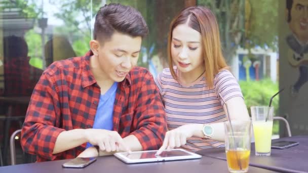 Gelukkig Jong Stel Met Behulp Van Een Tablet Cafe — Stockvideo