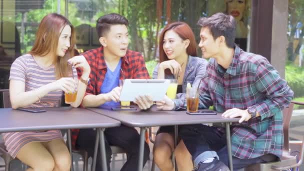 Jovens Felizes Conversando Com Tablet Café — Vídeo de Stock