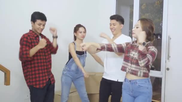 Gelukkige Jonge Mensen Dansen Samen Nieuw Huis — Stockvideo