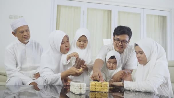 Muslimische Familie Genießt Plätzchen Bei Eid Feier — Stockvideo