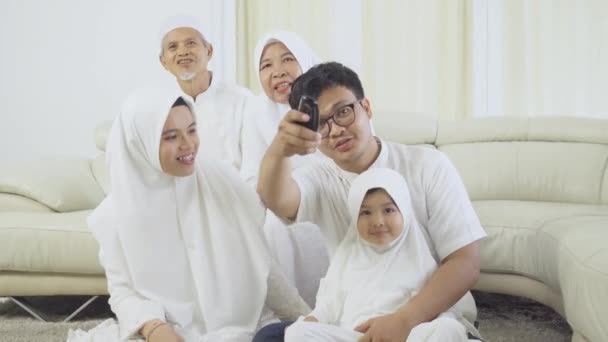 Moslim Klein Meisje Kijken Met Haar Familie — Stockvideo