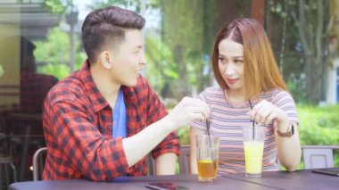 Çekici bir çift kafede sohbet ediyor ve eğleniyor.