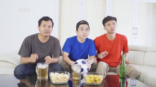 Tři Mladí Muži Rozrušení Kvůli Fotbalovému Týmu Prohráli — Stock video