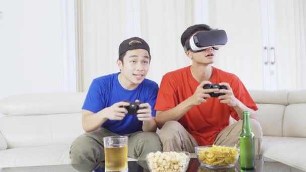 Двоє Чоловіків Підлітків Грають Відеоігри Джойстиками — стокове відео