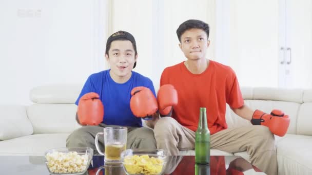 Dos Hombres Jóvenes Viendo Caja Televisión Casa — Vídeos de Stock