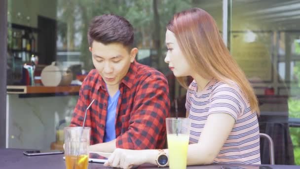 Pasangan Yang Menarik Mengobrol Dan Menggunakan Tablet Kafe — Stok Video