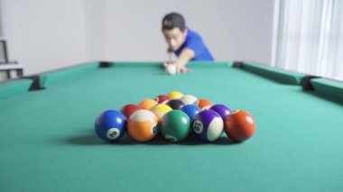 Bilardo oynayan genç adamın bulanık arka planı