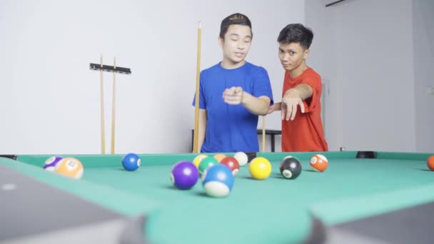 Heureux Jeunes Hommes Jouant Billard Dans Bar — Video