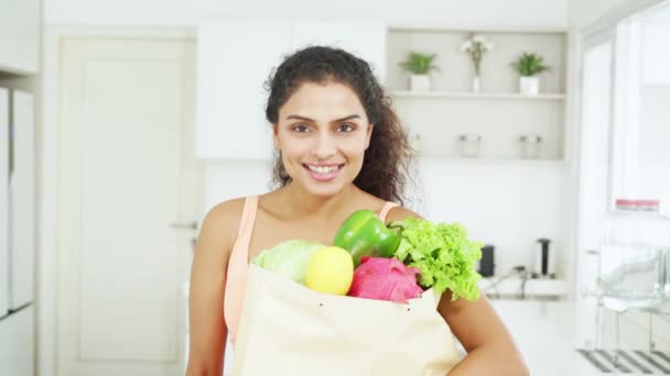 Donna indiana tenere un sacchetto di carta con generi alimentari — Video Stock