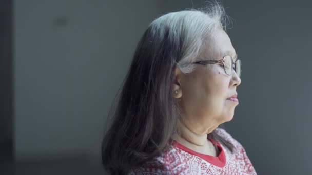 Mujer Edad Avanzada Mirando Ventana Casa — Vídeos de Stock