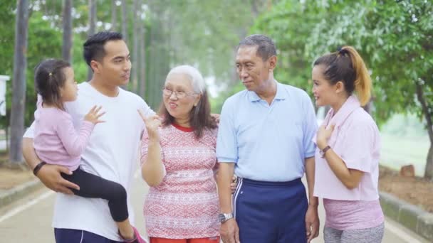 Glückliches kleines Mädchen mit ihrer Familie nach dem Sport — Stockvideo