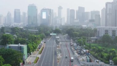 Sisli dağların güzel hava manzarası