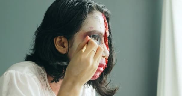 Mujer Aplica Maquillaje Espeluznante Para Fiesta Halloween — Vídeos de Stock