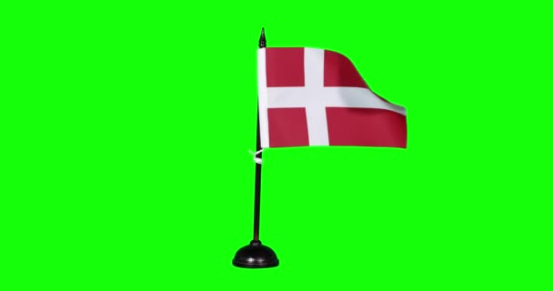 旗竿になびくデンマークのミニチュア旗 緑の背景 — ストック動画