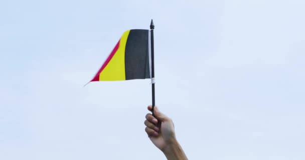 Neznámá Ruka Držící Vlajku Belgie Pod Jasnou Oblohou — Stock video
