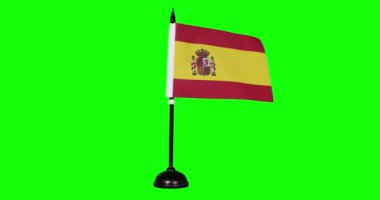 Bayrak direğinde dalgalanan İspanya minyatür bayrağı, yeşil arka plan 