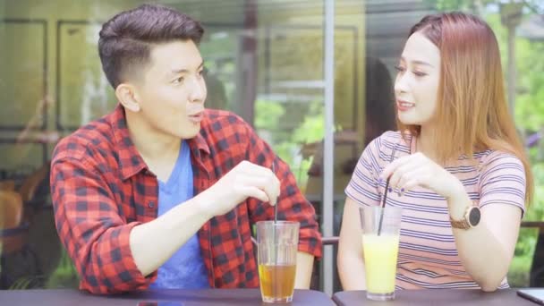 Pasangan Yang Menarik Mengobrol Dan Menikmati Minuman Kafe — Stok Video