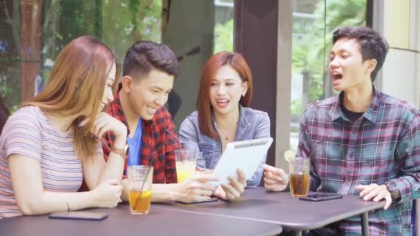 Jovens Alegres Conversando Com Tablet Café — Vídeo de Stock