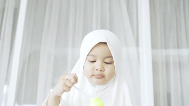 Primer Plano Niña Musulmana Sopla Burbujas Jabón — Vídeos de Stock