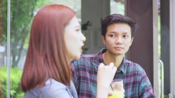 Pasangan Muda Yang Bahagia Berkencan Kafe — Stok Video