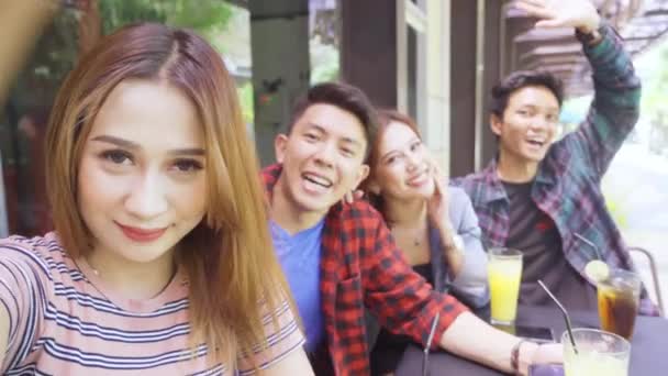 Anak Muda Yang Bahagia Membuat Panggilan Video Kafe — Stok Video