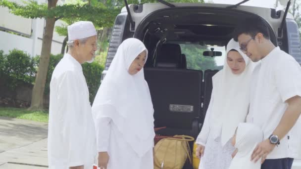 Μουσουλμανική Οικογένεια Μιλάει Πριν Φύγει — Αρχείο Βίντεο