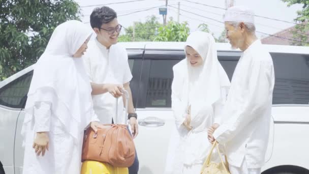 Muslim Keluarga Berbicara Bersama Sama Samping Mobil — Stok Video