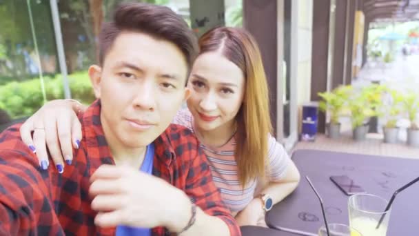 Pasangan Muda Romantis Mengambil Foto Selfie Kafe — Stok Video