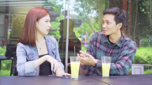 Pasangan Yang Menarik Mengobrol Dan Tertawa Bersama Kafe — Stok Video
