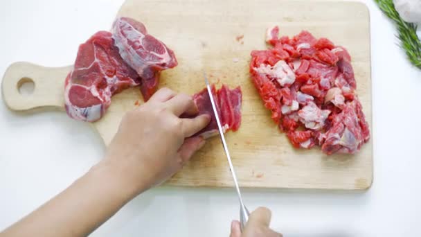 Fechar Mãos Cortando Carne Vermelha Com Uma Faca — Vídeo de Stock