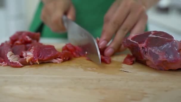 Fechar Mãos Cortando Carne Vermelha Com Uma Faca — Vídeo de Stock