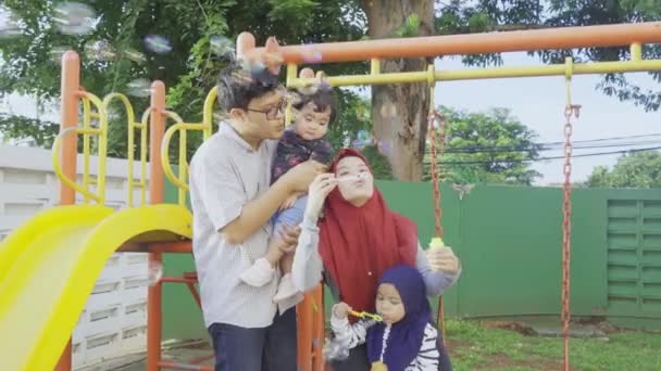 Vidám Gyerekek Szüleik Szappanbuborékoznak Játszótéren — Stock videók